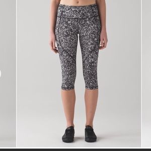 🍋Lululemon size 10 outrun lace crops